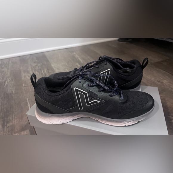 New in Box Vionic Ladies Sneakers - Picture 6 of 6